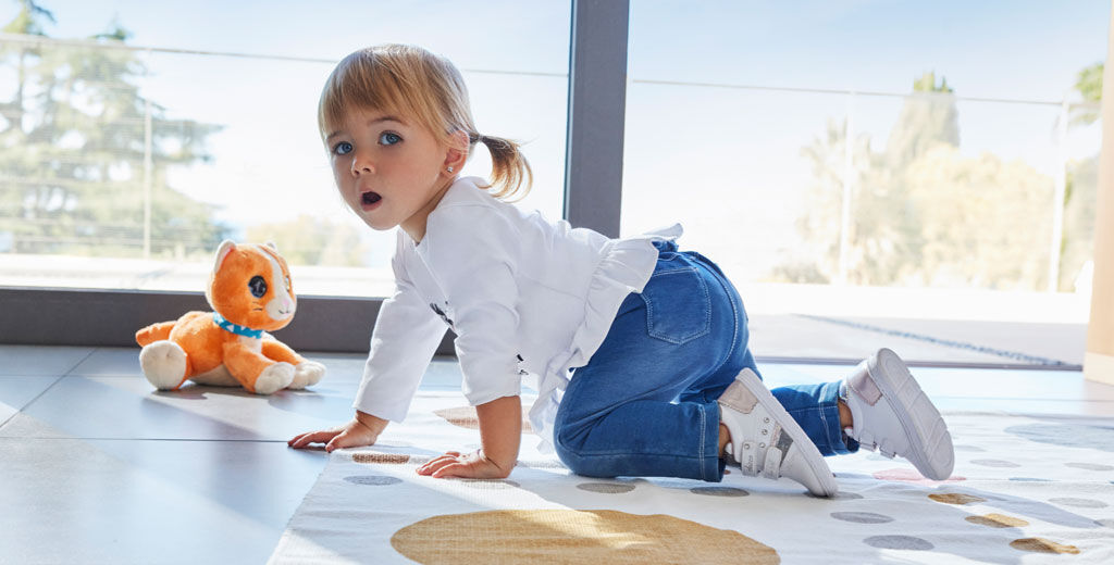https://www.chicco.es/dw/image/v2/BJJJ_PRD/on/demandware.static/-/Sites-Chicco-Spain-Library/es_ES/dw8b0b6900/site/09-Landing Productos/nuova-collezione-abbigliamento-scarpine/banner-primi-passi-pe.jpg